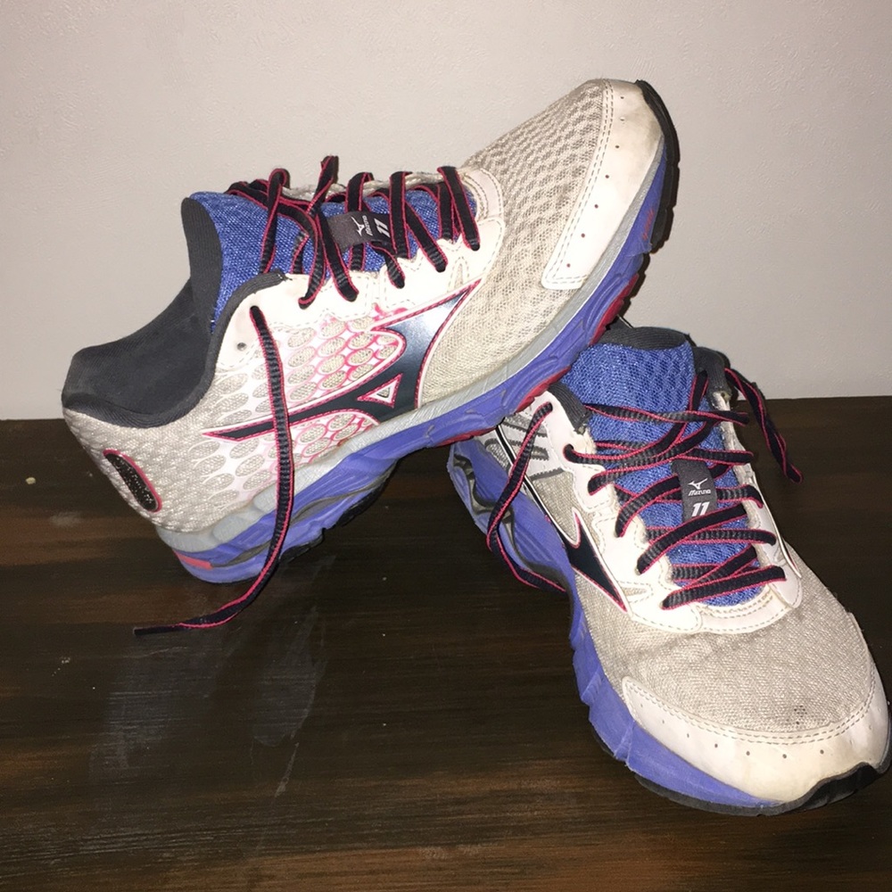 Mizuno 11 athletic sneakers